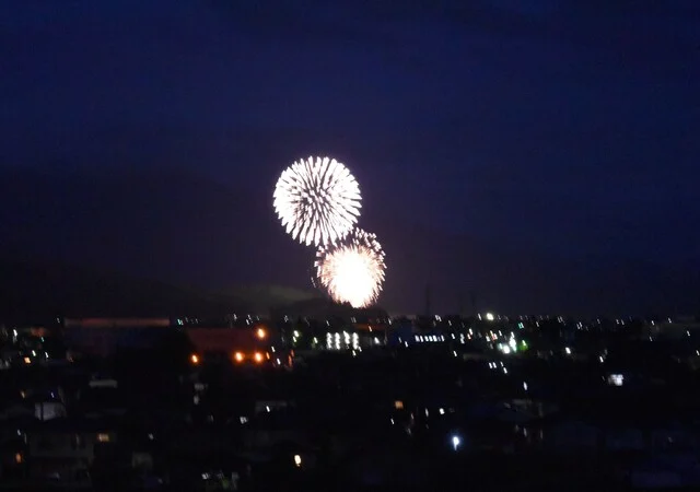 「ケアハウスみんなの家」から、舟見の花火大会が鑑賞できます